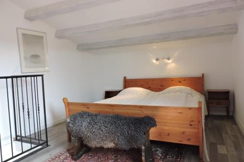 een slaapkamer met een houten bed in een kamer bij Private villa with pool Villa avec piscine in Castelnau-de-Guers