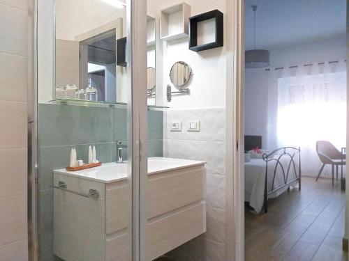 een badkamer met een wastafel en een spiegel bij “I piccoli grani” delizioso BB vicino Vaticano in Rome