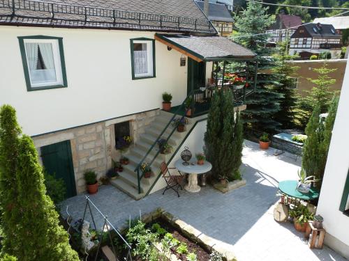 einem Luftblick auf ein Haus mit einer Terrasse in der Unterkunft Ferienhäusel am Malerweg in Bad Schandau