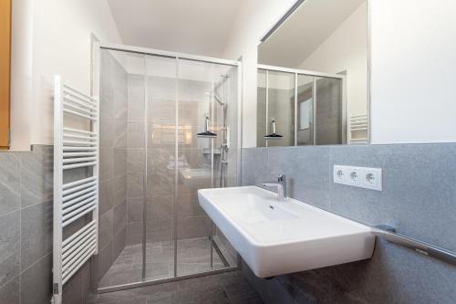 łazienka z umywalką i prysznicem w obiekcie CHALET MONTIS w mieście Flachau