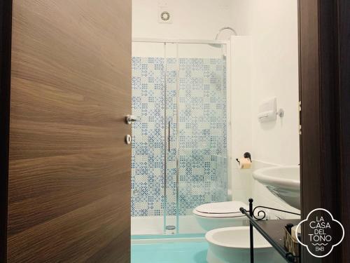 uma casa de banho com um chuveiro, um WC e um lavatório. em La Casa Del Tono em Milazzo