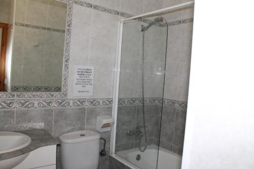 un bagno con doccia, WC e lavandino di Villa RAQUEL a Cala'n Forcat