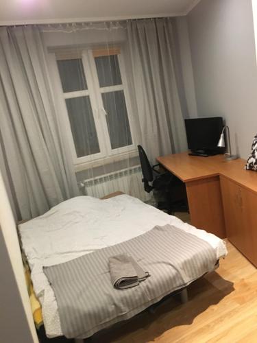 A bed or beds in a room at Apartament Ekonomiczny