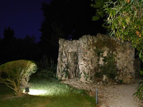 Gallery image of Appartamento con piscina immersa nel verde in Cascina