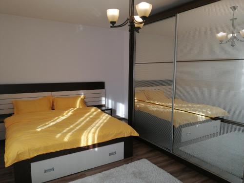 Кровать или кровати в номере Apartament Atena