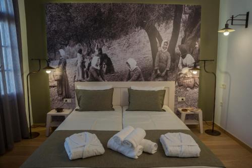 een slaapkamer met een bed met handdoeken erop bij Elia Daliani in Chania