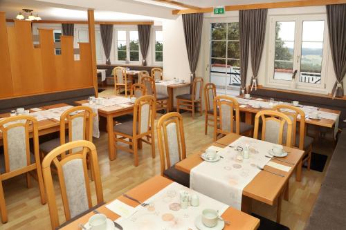 Reštaurácia alebo iné gastronomické zariadenie v ubytovaní Sonntagsberg Hof Familie Fiedler