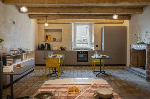 Η κουζίνα ή μικρή κουζίνα στο OGNISSANTI GuestHouse & Suites