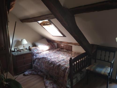 Postel nebo postele na pokoji v ubytování maison en granit bleue