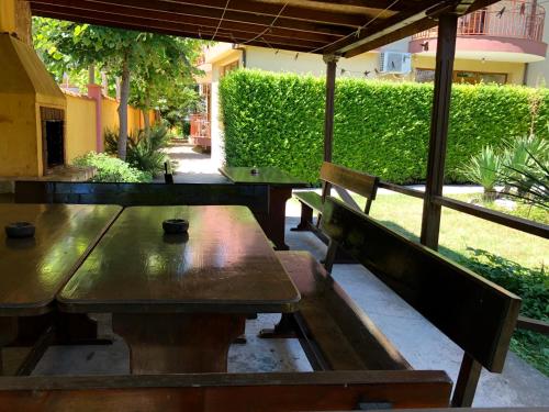ラブダにあるGuest House Radianaの庭の木製テーブルとベンチ