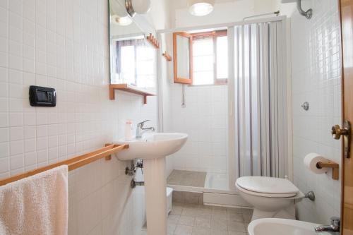 bagno bianco con lavandino e servizi igienici di Apulianstay- Villa elvira a Faccia di Trippa
