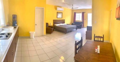 une cuisine et un salon avec un canapé et une table dans l'établissement Casa Coral Cozumel, à Cozumel