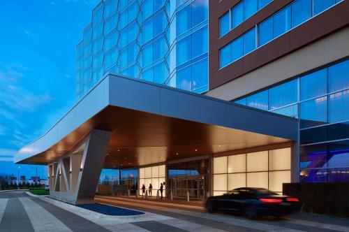 a car driving in front of a building at InterContinental Minneapolis - St. Paul Airport, an IHG Hotel in Minneapolis