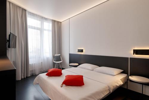 Un pat sau paturi într-o cameră la Atmosfera Hotel