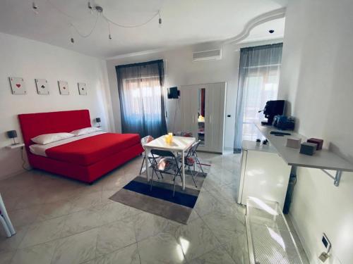 - un salon avec un canapé rouge et une table dans l'établissement B&B Adc home, à Ercolano