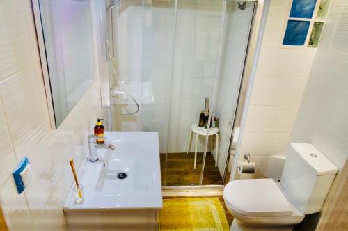 Łazienka z białą toaletą i umywalką w obiekcie Piraeus Blue Grand Suite di Giorgio 10 mins from the port. w Pireusie