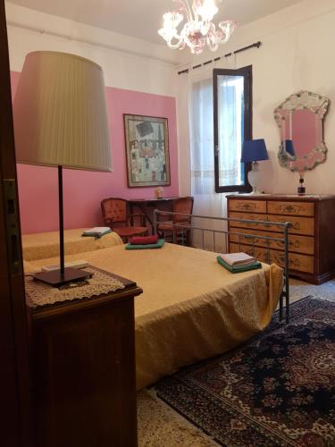 una camera con un letto e una lampada su un tavolo di Fiabe Venice Rooms a Venezia