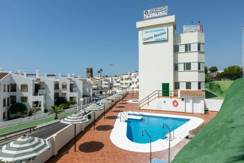 ariaal uitzicht op een hotel met een zwembad bij Two bedroom penthouse in Torremuelle Benalmádena in Benalmádena