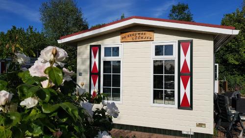 a dog house with a sign on top of it at De Zeeuwse Lûûkjes 2 chalet 703 in Baarland