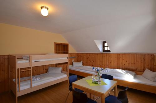 Zimmer mit 2 Etagenbetten und einem Tisch in der Unterkunft Stiftsberg - Bildungs- und Freizeitzentrum in Kyllburg