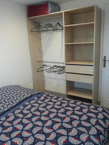 um quarto com uma cama e um closet em T2 courte durée em Jonage