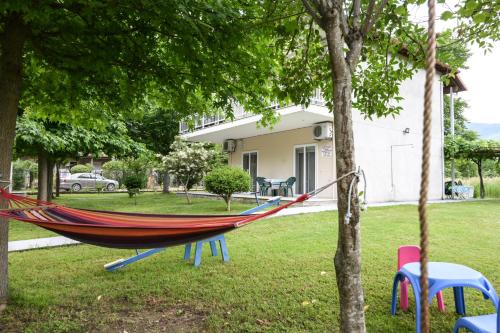 un'amaca appesa a un albero in un cortile di Prionas Studios a Paralía Skotínis