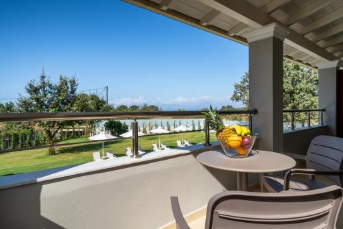 Un balcón o terraza de Karavos Apartments Almyros