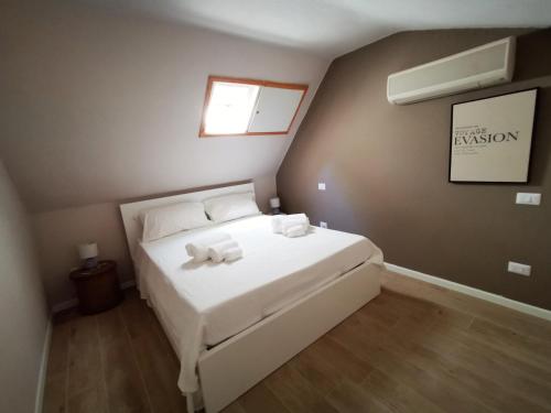 ein Schlafzimmer mit einem Bett mit zwei Handtüchern darauf in der Unterkunft Villetta Graziosa sul mare ristrutturata in Fort Village