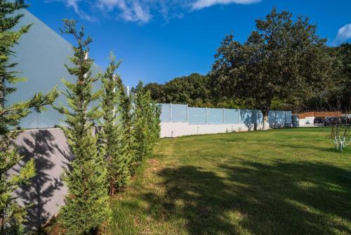 Jardín al aire libre en Karavos Apartments Almyros