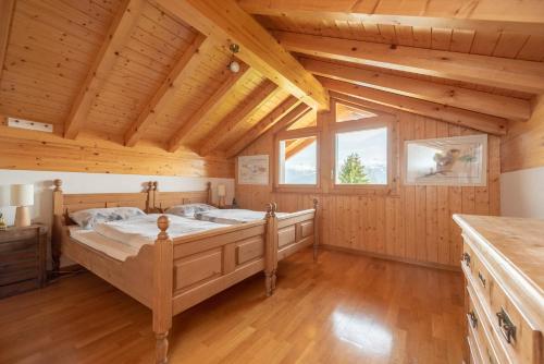 Giường trong phòng chung tại Chalet Domaine de la Famille te Arbaz
