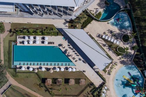 an overhead view of a swimming pool at a resort at Novotel Itu Terras de São José Golf & Resort in Itu