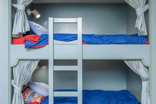 2 stapelbedden in een kamer met een ladder bij Alyeska Retreat C110 in Girdwood