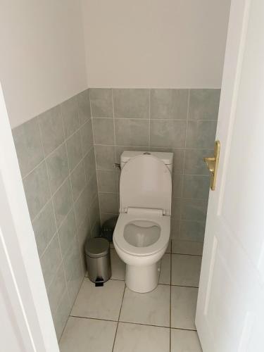 une salle de bain avec toilettes dans une pièce carrelée dans l'établissement 22 CHIC & COSY GRAND APPART 92m2 PARKING GRATUIT HYPERCENTRE NETFLIX, à Saint-Étienne