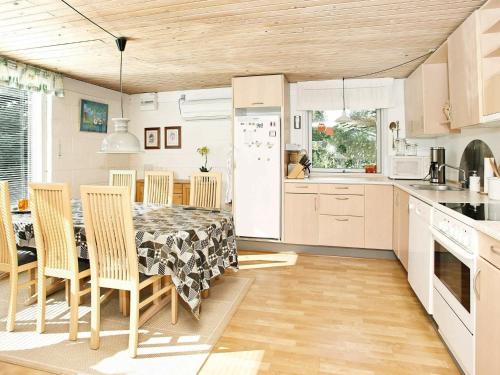 eine Küche und ein Esszimmer mit einem Tisch und Stühlen in der Unterkunft 6 person holiday home in Vinderup in Vinderup