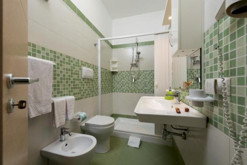 サン・ヴィート・ロ・カーポにあるB&B Armonieの小さなバスルーム(洗面台、トイレ付)