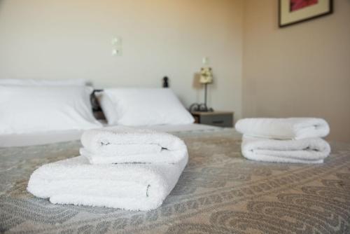 einen Stapel Handtücher auf dem Bett in der Unterkunft Siora Maria in Argostoli