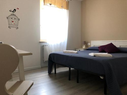 een slaapkamer met een bed en een vogelkooi aan de muur bij B&B Corte del Garda in Castelnuovo del Garda