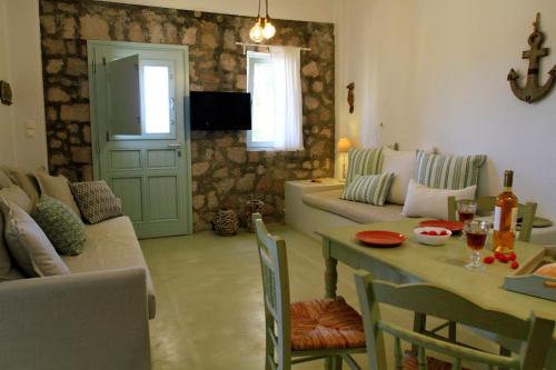 MandrakiaにあるAegean Blue Housesのソファとテーブルのあるリビングルーム