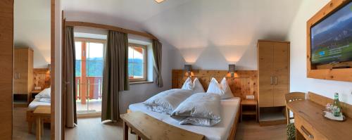 シュラートミンクにあるLA MONTANA - Ski & Hiking LODGEのベッドルーム1室(ベッド2台、テレビ付)