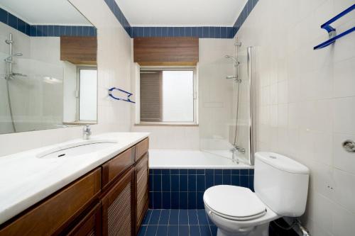ヴィラモウラにあるAL - Apartamento Impervilaのバスルーム(トイレ、洗面台、バスタブ付)