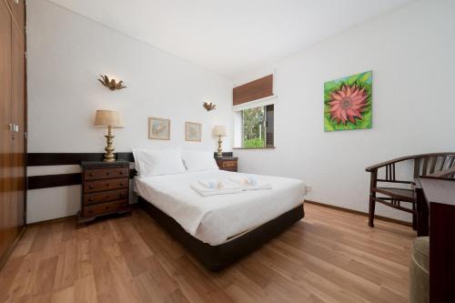 ヴィラモウラにあるAL - Apartamento Impervilaのベッドルーム1室(ベッド1台、テーブル、デスク付)