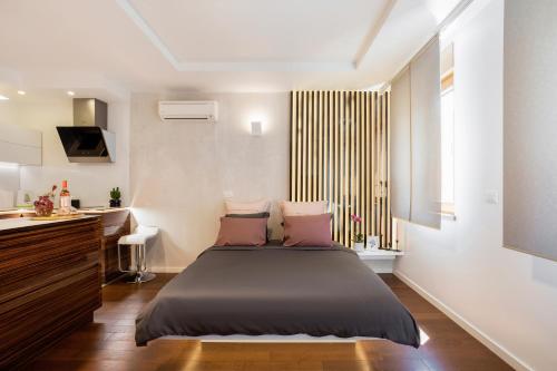 een slaapkamer met een groot bed en een wastafel bij Elegant Urban Escape Self Check-In, Free Garage in Belgrade in Belgrado