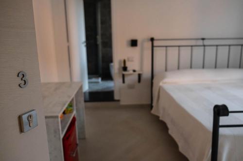 ein Schlafzimmer mit einem Bett und einer Kommode darin in der Unterkunft Alma Cilento in Ascea