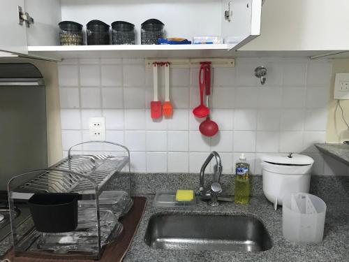 encimera de cocina con fregadero y fregadero en FLAT 602 VILLA HÍPICA Gravatá PE - COM SUÍTE! en Gravatá