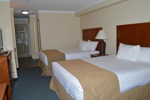 a hotel room with two beds and a television at Hinton Lodge in Hinton