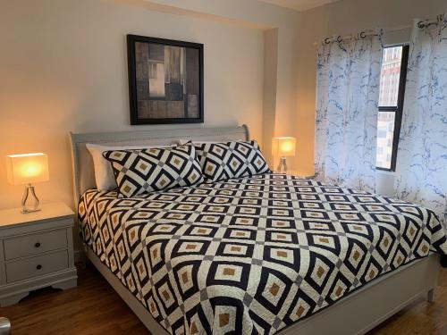 a bedroom with a black and white bed and two lamps at 18-Universal and Heart of International Dr in Orlando