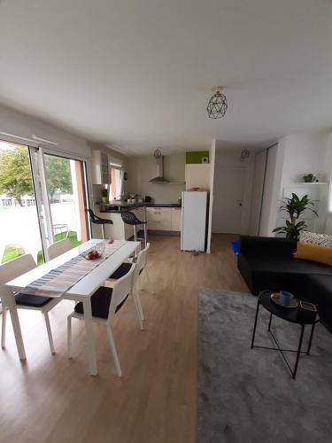 a kitchen and living room with a table and chairs at RESIDENCE APPART CENTRE VILLE LORIENT Calme Garage in Lorient