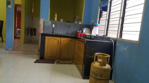 a kitchen with a stove and a sink and a window at SRHOMESTAY KUALA TERENGGANU in Kuala Terengganu