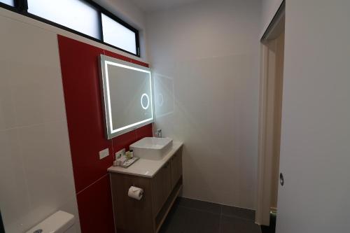 Ένα μπάνιο στο Room Motels Kingaroy