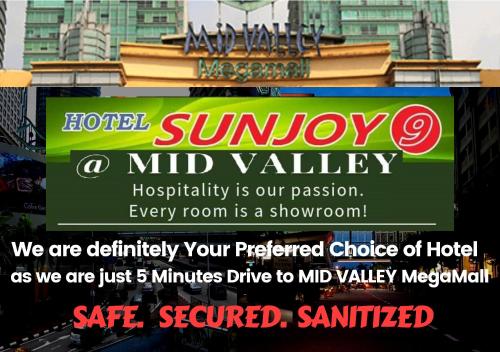 znak dla hotelu na boku budynku w obiekcie Hotel Sunjoy9 @ Mid Valley w Kuala Lumpur